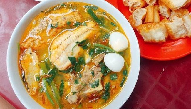 Bánh canh cá lóc vị thịt, cá ngọt thanh.